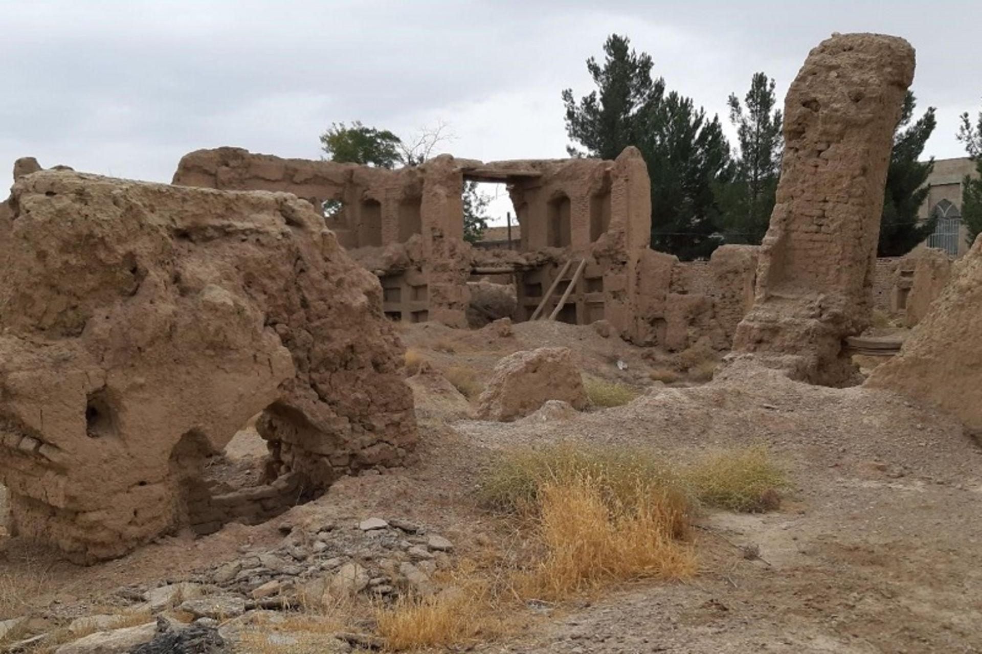 بقایای سازه خشتی قلعه لریجان