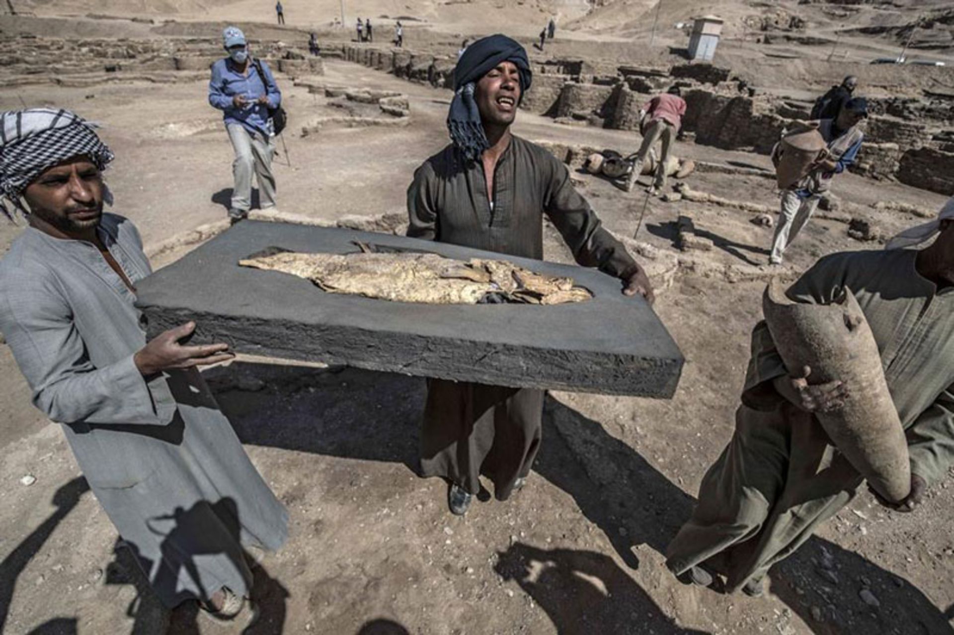 حمل ماهی طلایی در شهر آتن مصر