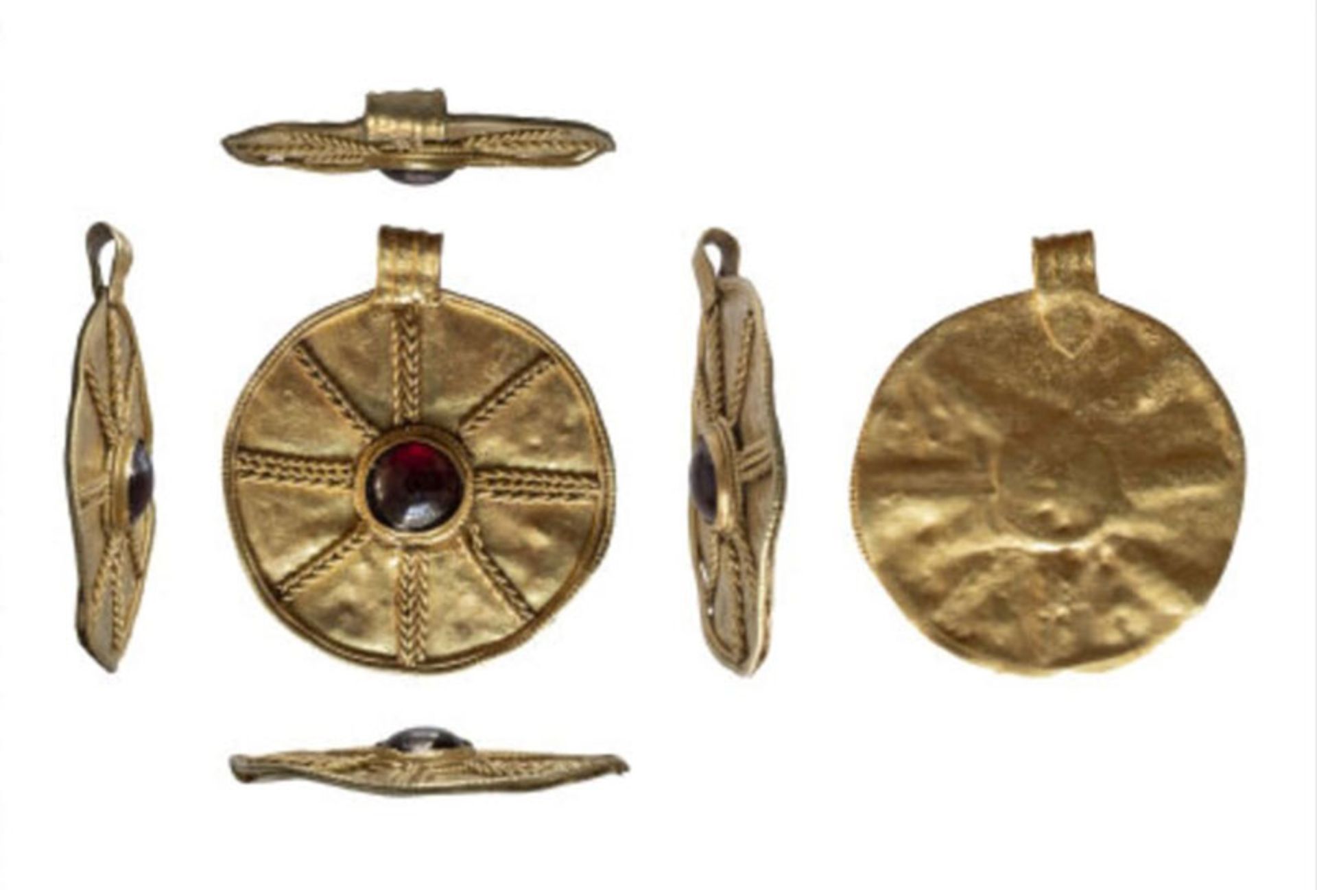 آویز طلای خورشیدی با نگین گارنت در زوایای مختلف