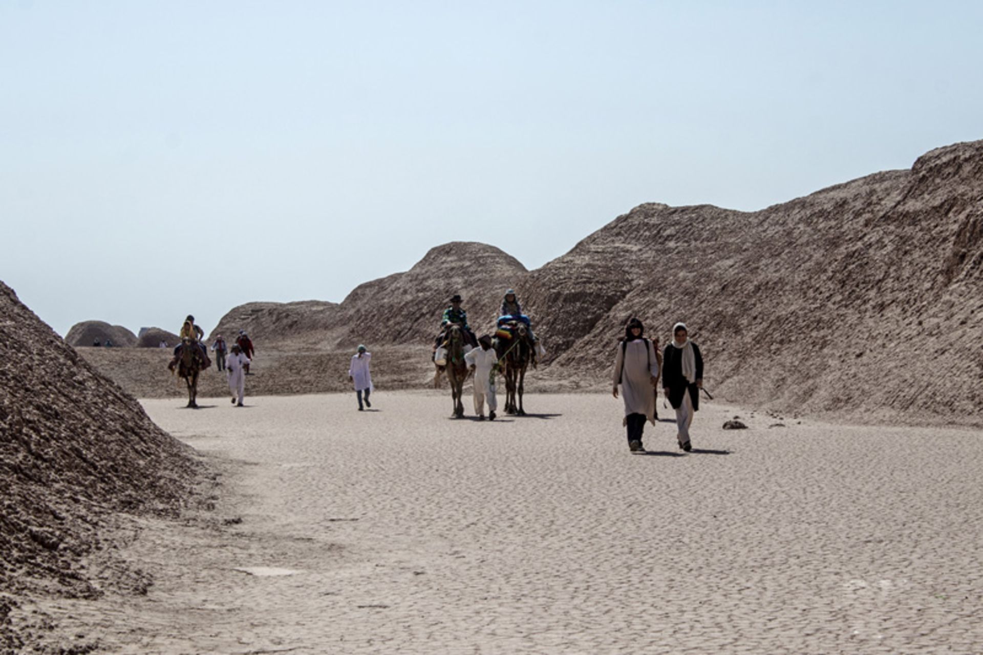 چند گردشگر در کویر شهداد کرمان