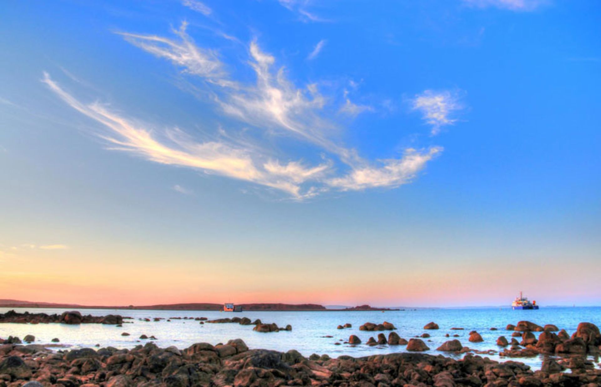 غروب آرام در ساحل صخره‌ای جزیره بارو