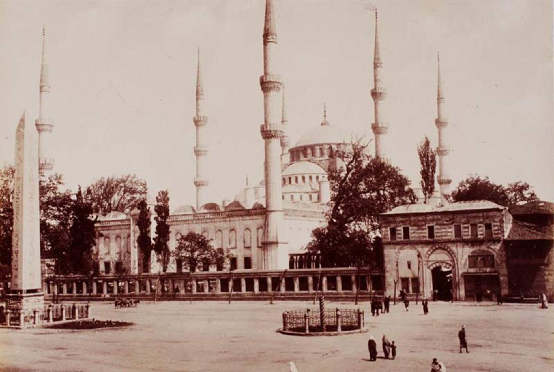 نمای قدیمی مسجد سلطان احمد استانبول با شش مناره و ستون ابلیسک در محوطه خلوت