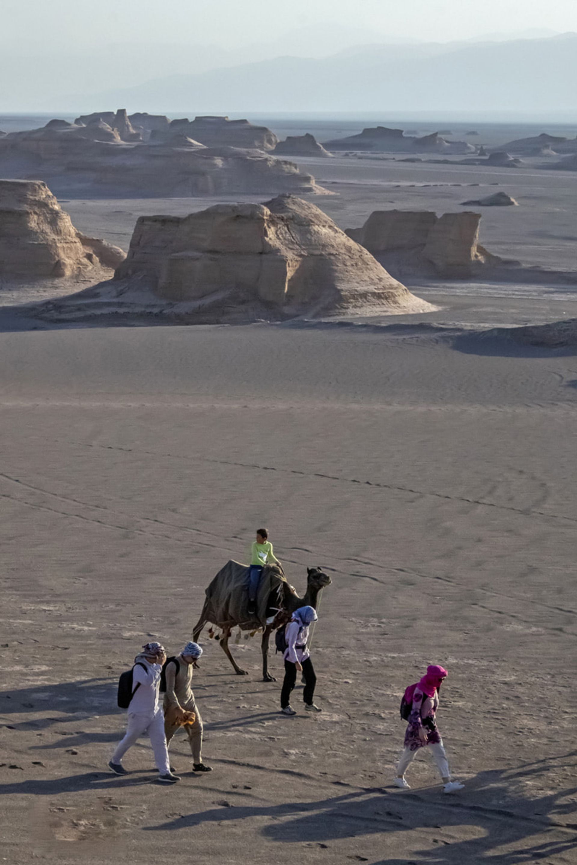 شترسواری فردی در کویر شهداد