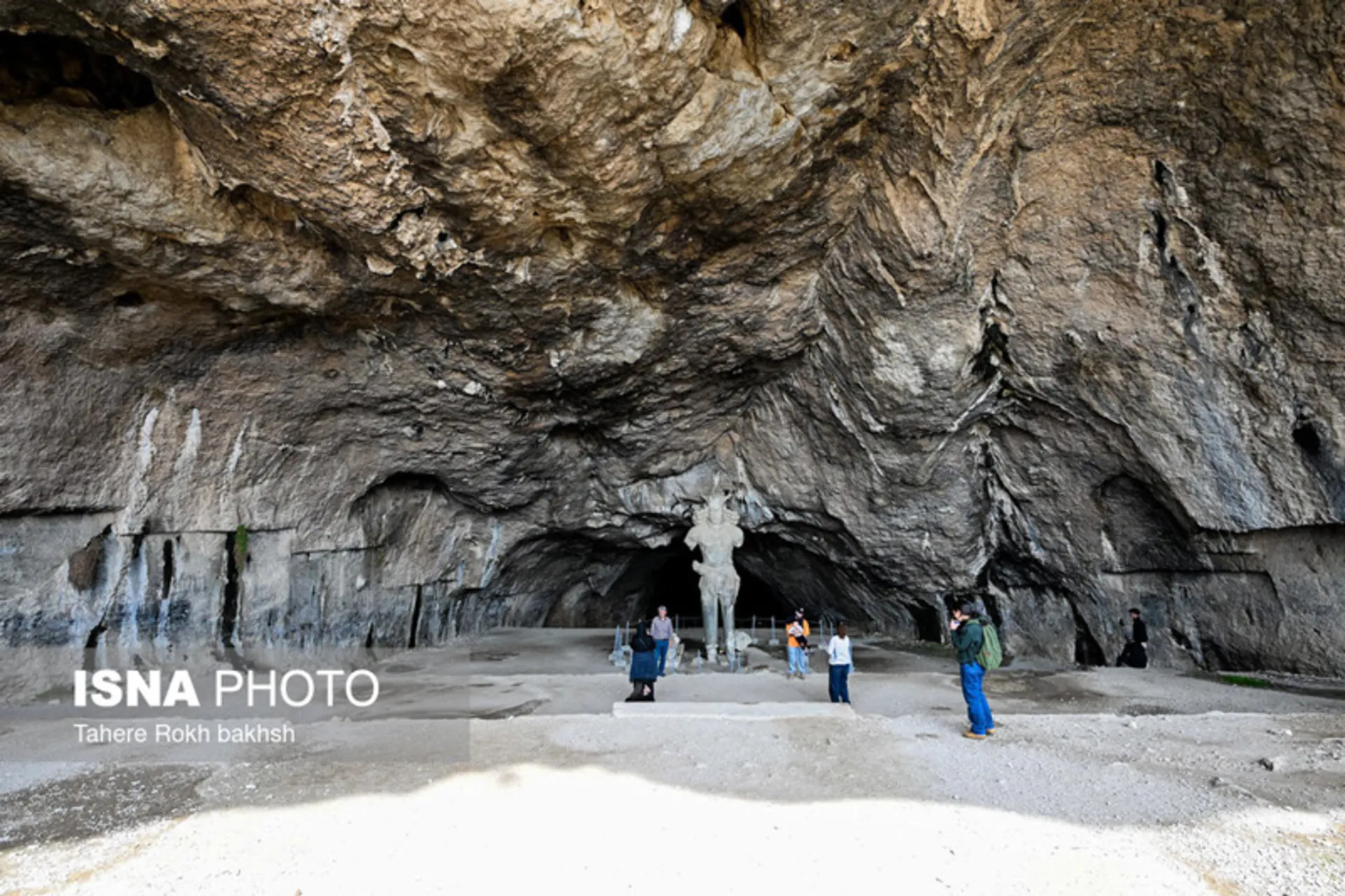 گردشگران در غار شاپور