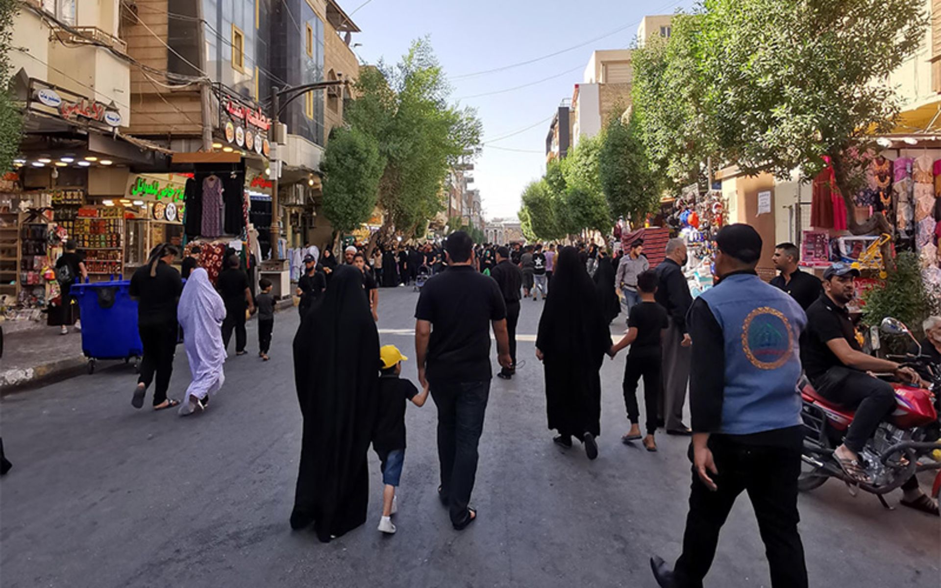 گردشگران در بازار سدره کربلا