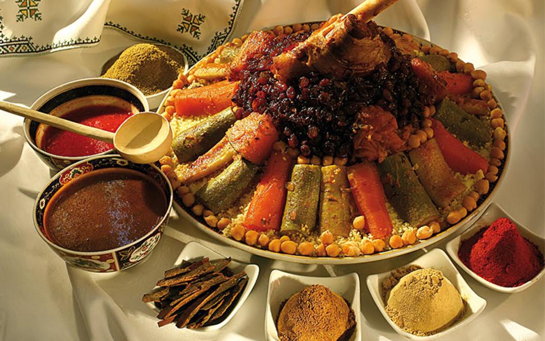بشقاب کوسکوس در کنار ادویه های مختلف