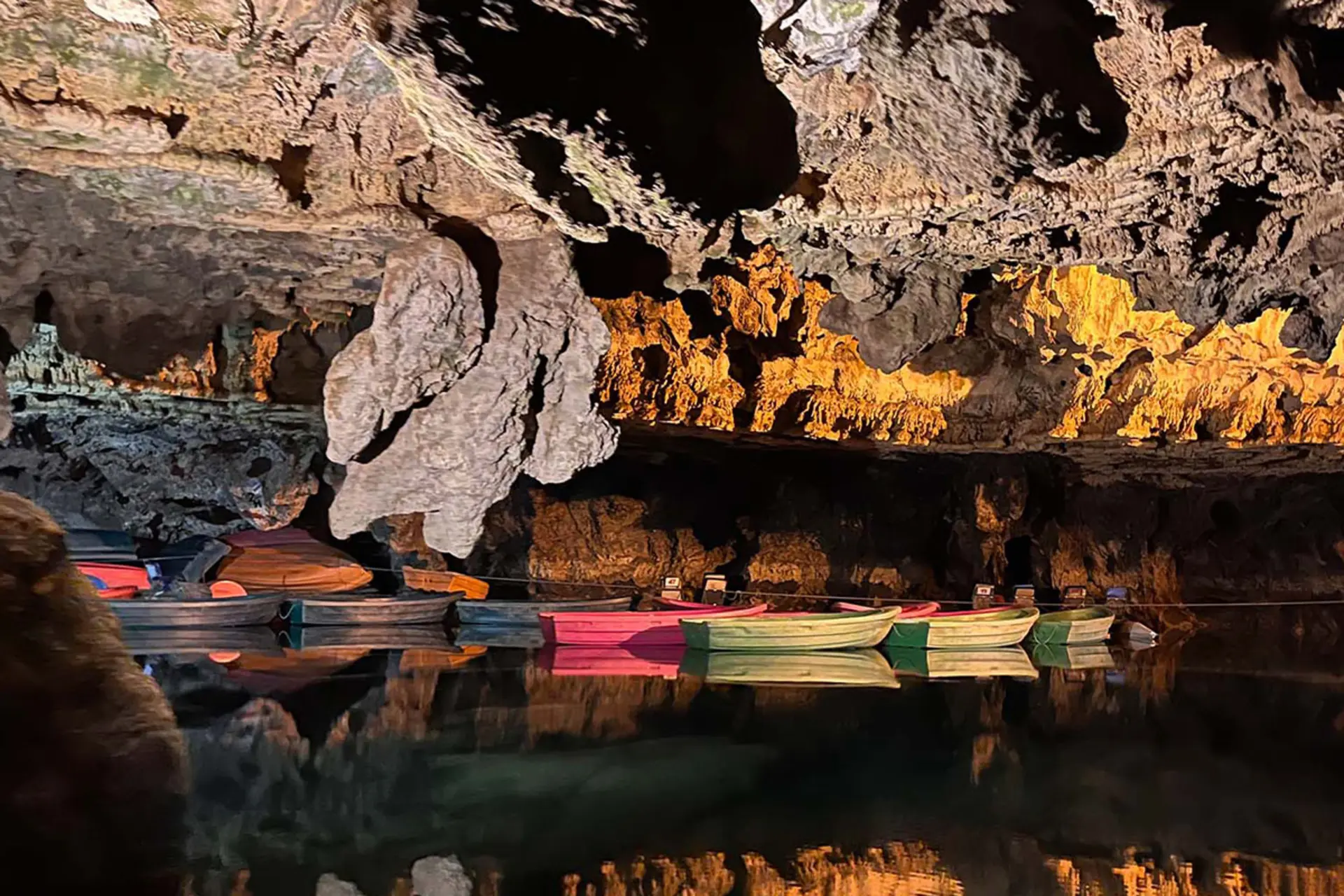 قایق ها در غار علیصدر