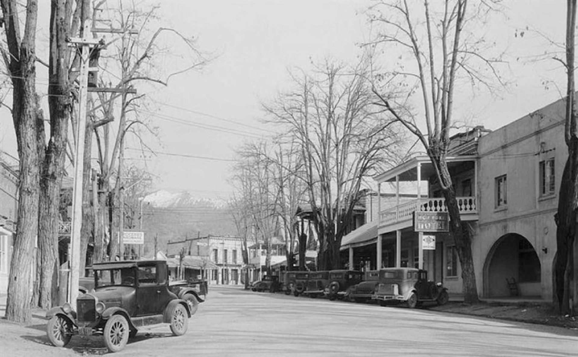 تصویر قدیمی از خودروها و ساختمان ها در خیابان اصلی ویورویل 