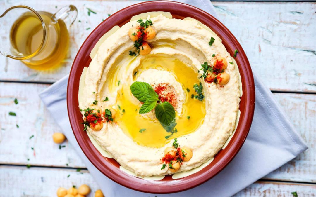حمص با تزیین روغن زیتون و نخود