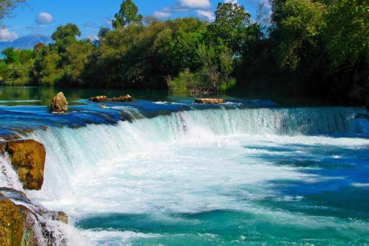 آبشار و رودخانه‌ی ماناوگات