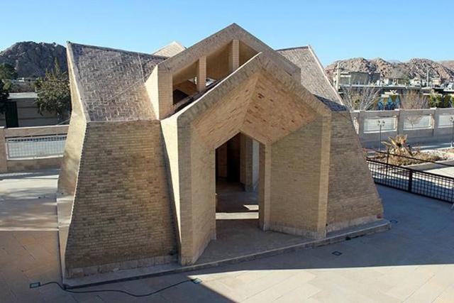 مقبره استاد خوشنویس میرزا احمد نی ریزی