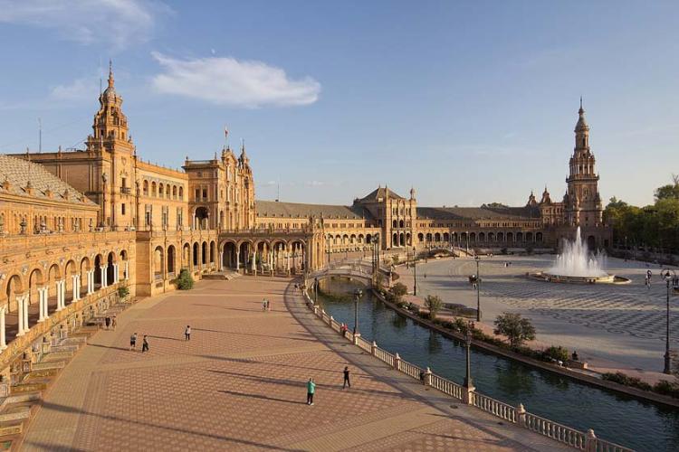 میدان عمومی اسپانیا ( پلازا د اسپانا)