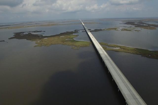 پل میان گذر دریاچه پونچاترین