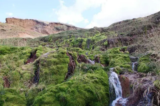 نمای جلوی آبشار در روستای موئیل اردبیل