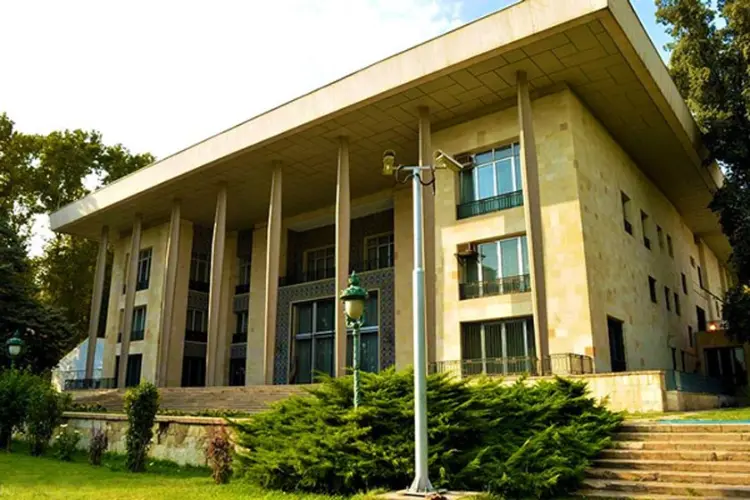 نمایی از بیرون کاخ اختصاصی نیاوران تهران