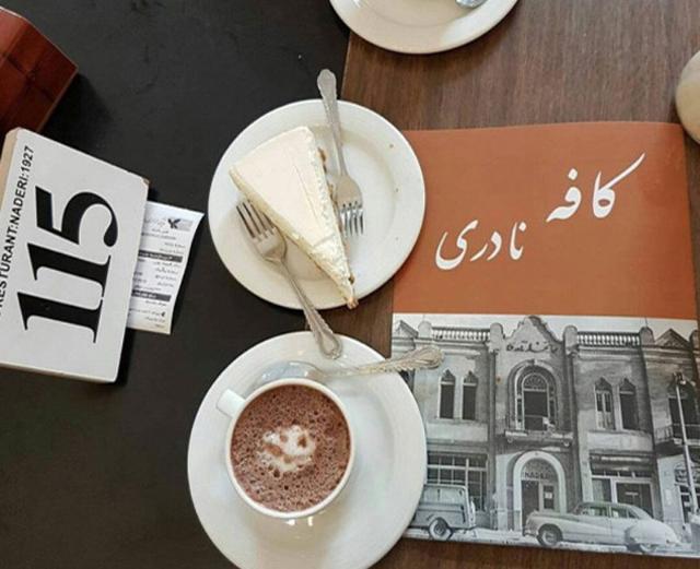 چیزکیک و قهوه لته در کافه نادری