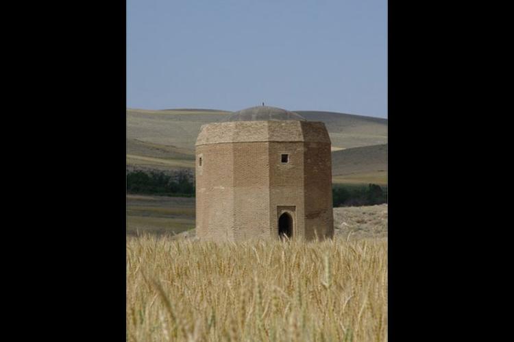 برج آرامگاه بابا حسین