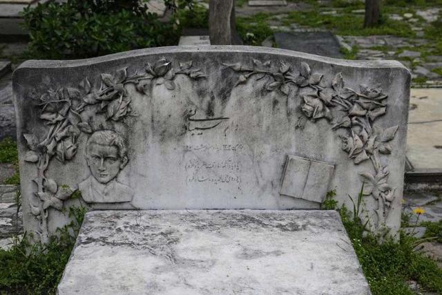 مزارهای قدیمی در آرامستان ظهیرالدوله