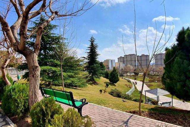 نیمکت‌های استراحت در پارک پلیس