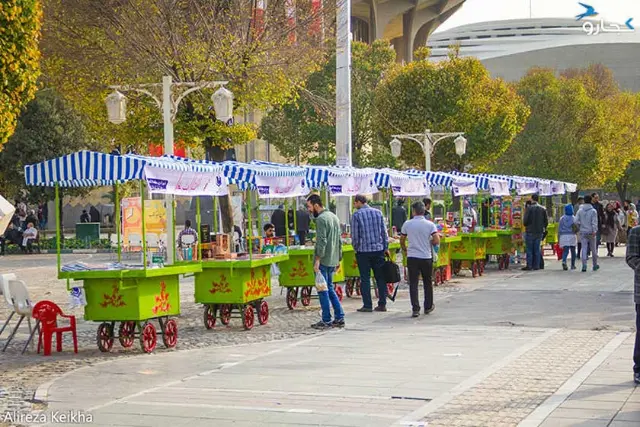 گاری‌های فروش خوراکی در چهارراه ولیعصر