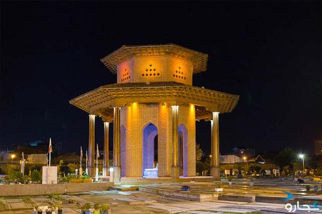 آرامگاه میرزا کوچک خان جنگلی  در شب