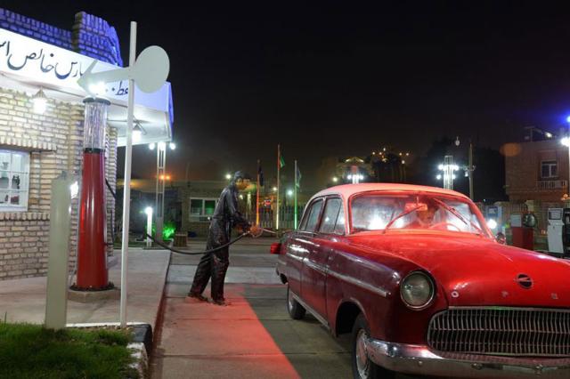 موزه بنزين خانه آبادان در شب