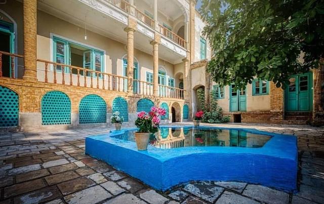 حیاط خانه موتمن الاطبا