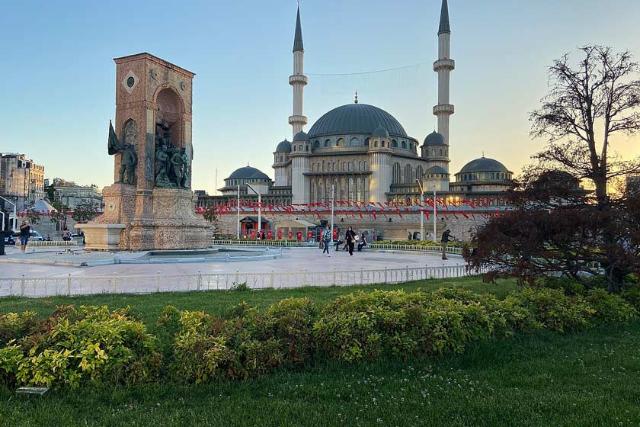 میدان تکسیم