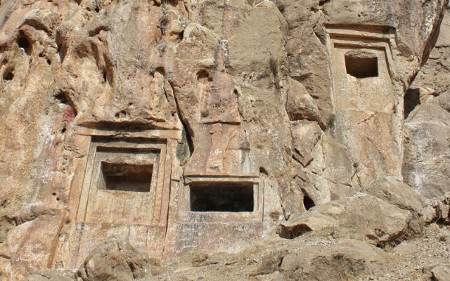 نمایی از سه گوردخمه اسحاق وند