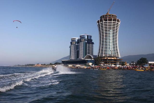 نمایی از برج‌های مرکز خرید قو الماس خاورمیانه