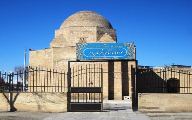 ورودی آرامگاه پیراحمد زهرنوش