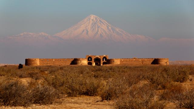  کاروانسرای دیر گچین و کوه دماوند