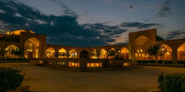 نمای شبانه از کاروانسرای مورچه‌ خورت