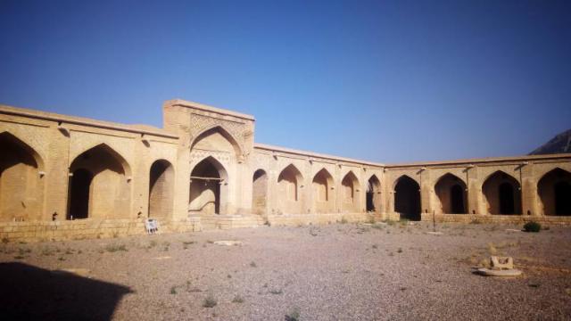 محوطه کاروانسرای قوام آباد