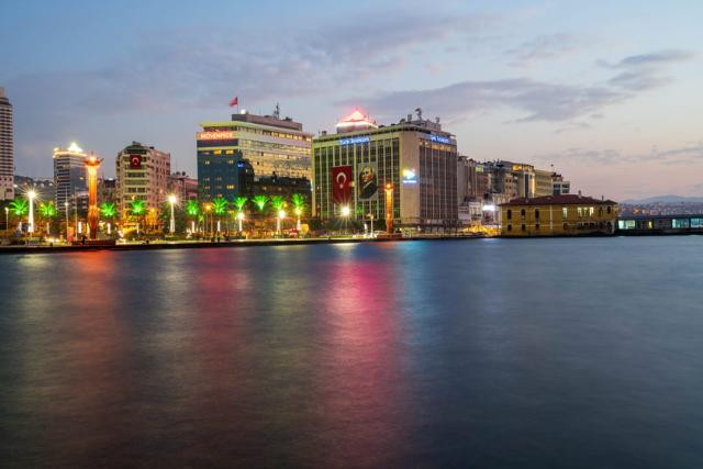 اسکله آلسانجاک در شب