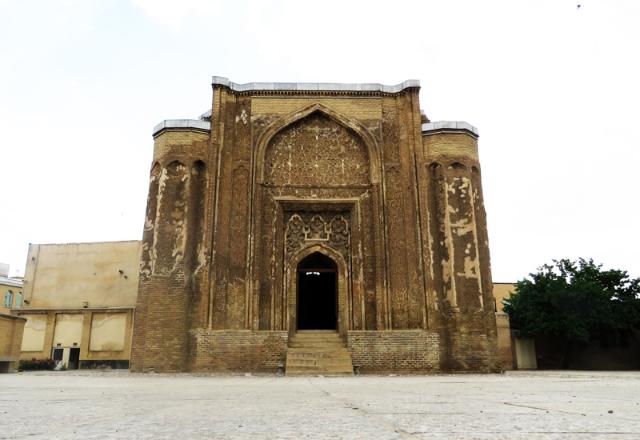 نمای روبه‌رویی از گنبد علویان