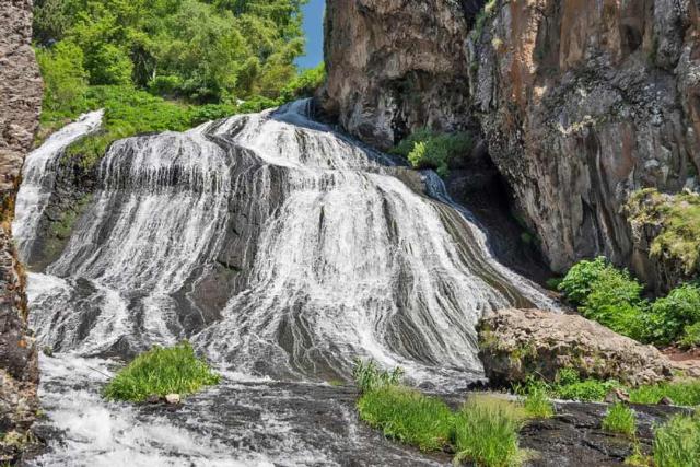 جریان خروشان آبشار جرموک