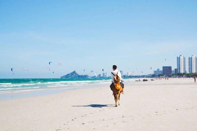اسب‌سواری در ساحل هوا هین
