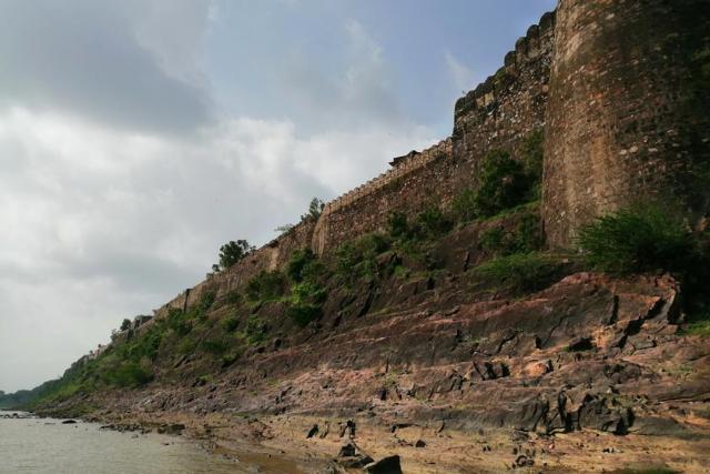 دیوارهای قلعه گاگرون