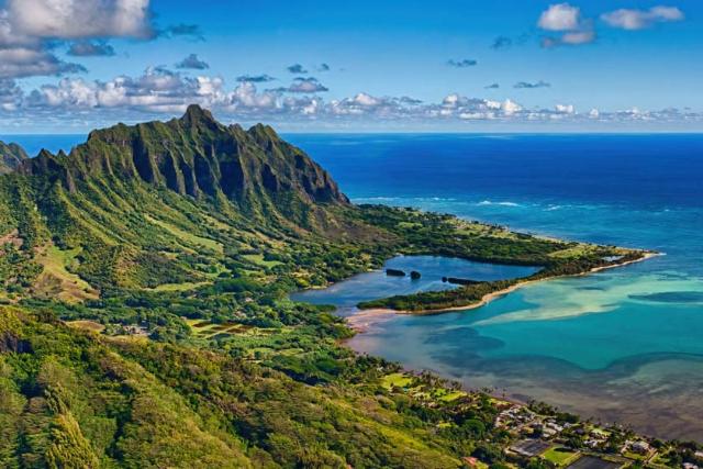 جزیره هاوایی در کرانه اقیانوس ارام از نمای بالا