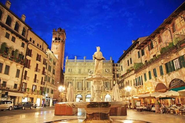 پیاتزا دل اربه در شب