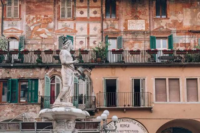 مجسمه مدونای ورونا