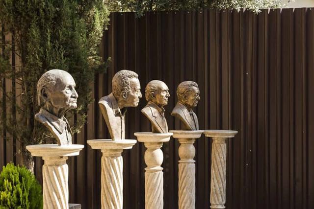 تندیس‌های مشاهیر در باغ‌ نگارستان