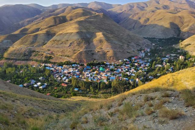 شهرستانک در میان کوه‌ها