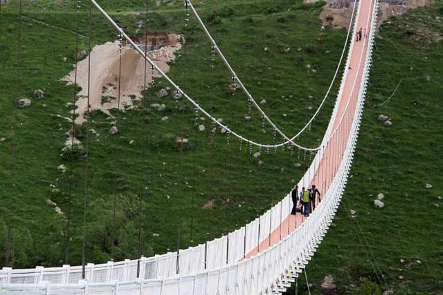عبور گردشگران از روی پل معلق مشگین شهر