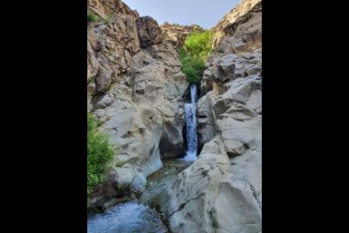 ریزش آب از میان صخره‌ها در آبشار ایگل