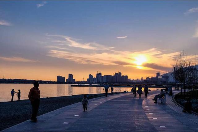 پیاده‌روی در دریاچه چیتگر 