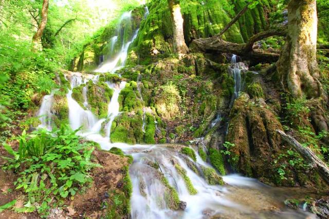 جریان خروشان آب آبشار بولا
