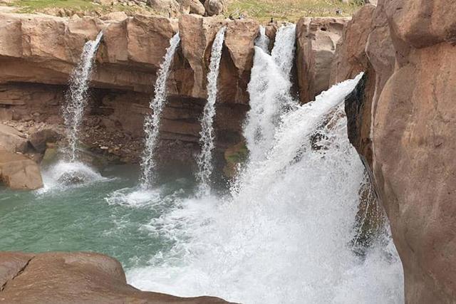 ریزش آب در آبشار افرینه