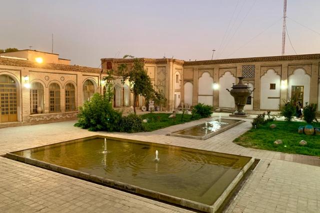 حیاط و حوض خانه افتخارالاسلام طباطبایی